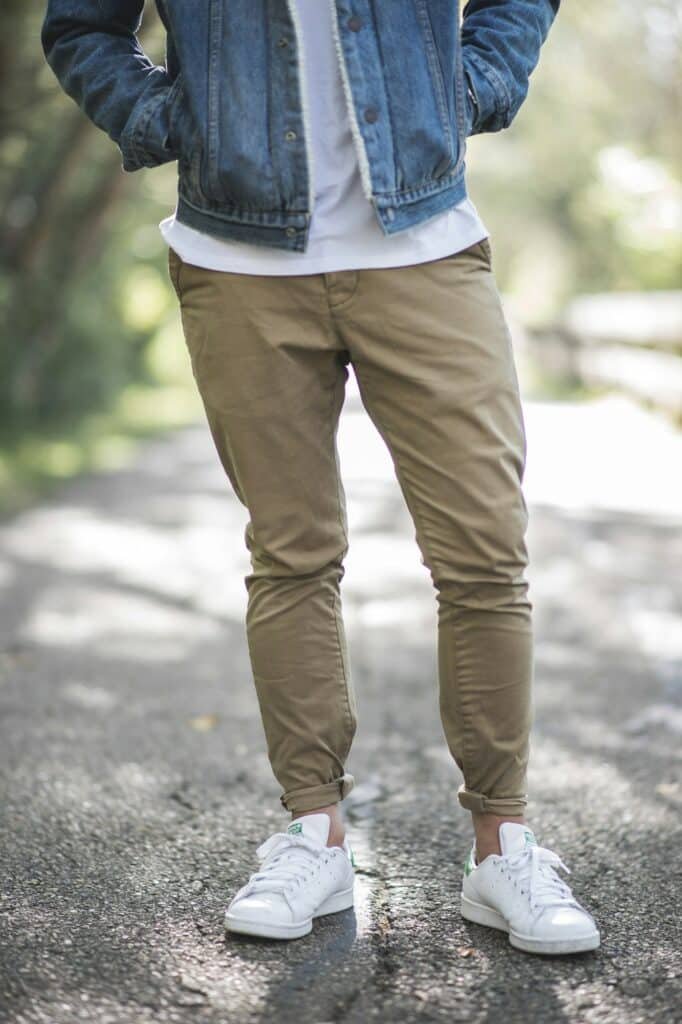 Man in khaki trousers, a denim jacket and white sneakers